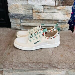 Hurley Beige Sneakers with Mint Highlights